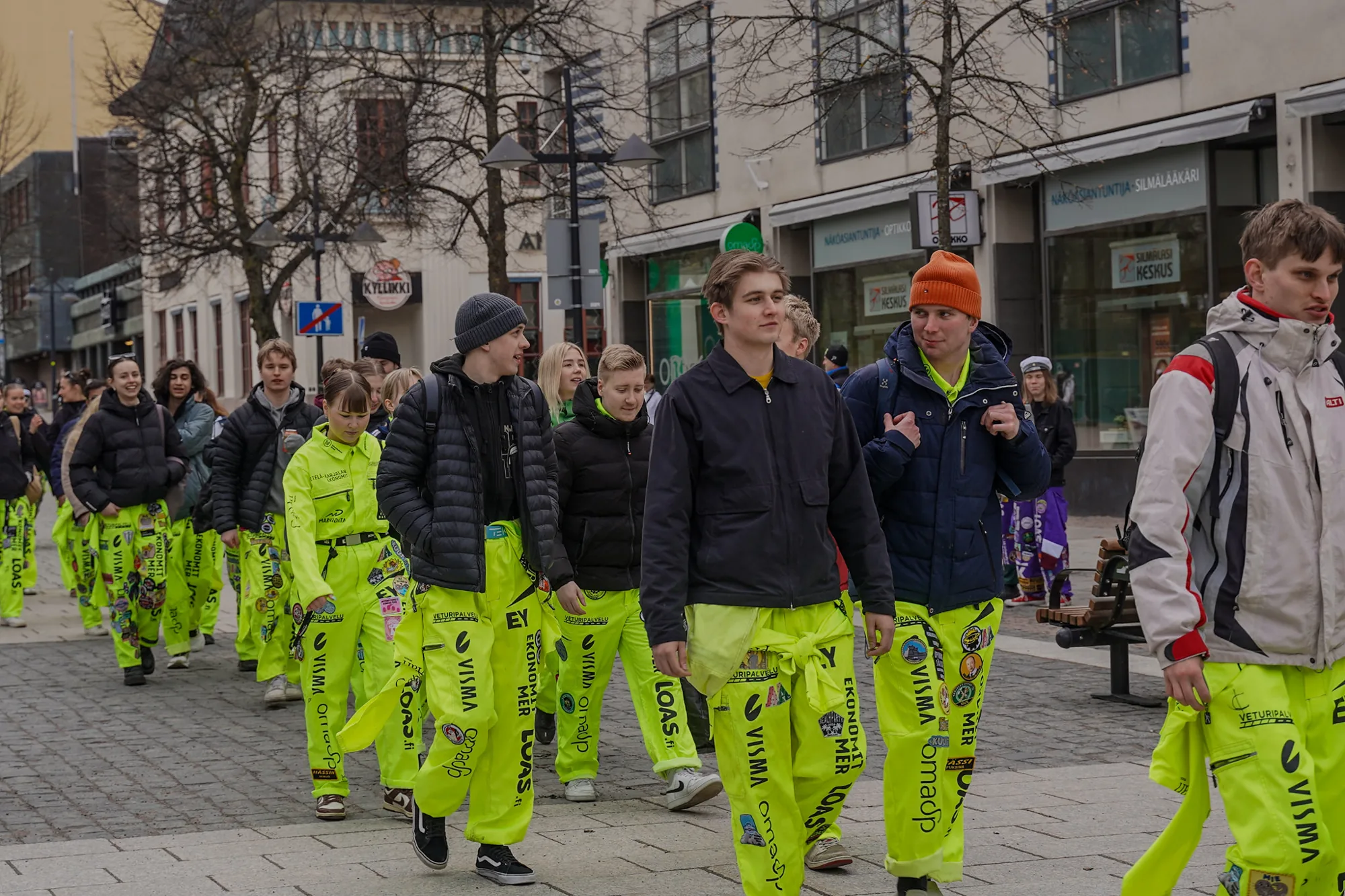 Haalaripukuinen kulkue Lappeenrannan keskustassa