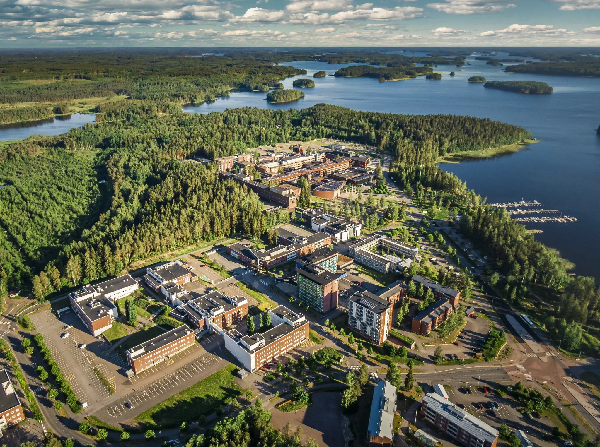 LUT-yliopiston kampus Skinnarilassa ilmasta kuvattuna, taustalla Saimaa